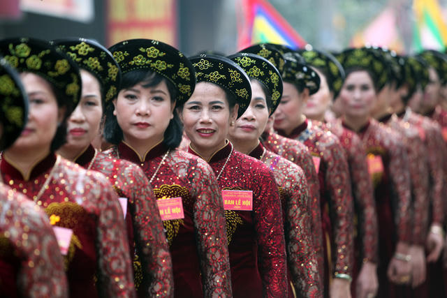 Hội rước pháo Đồng Kỵ nổi tiếng bởi tính đặc sắc đậm chất truyền thống Kinh Bắc và là lễ hội mở màn cho mùa lễ hội truyền thống ở miền Bắc vào dịp tháng Giêng hàng năm. Trong ảnh là các bà đám trong đoàn rước, là những người phụ nữ tròn 51 tuổi trong làng Đồng Kỵ.