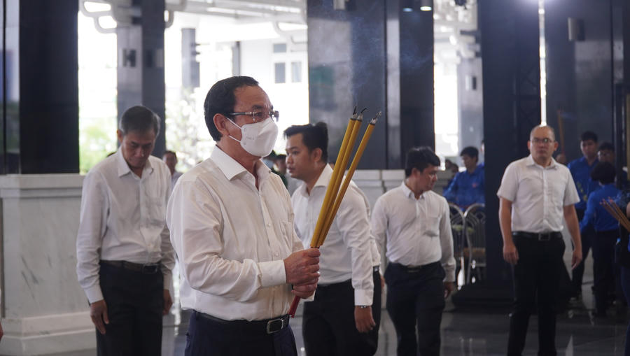 Bí thư Thành ủy TP HCM Nguyễn Văn Nên dâng hương tưởng niệm đồng bào đã mất vì COVID-19.