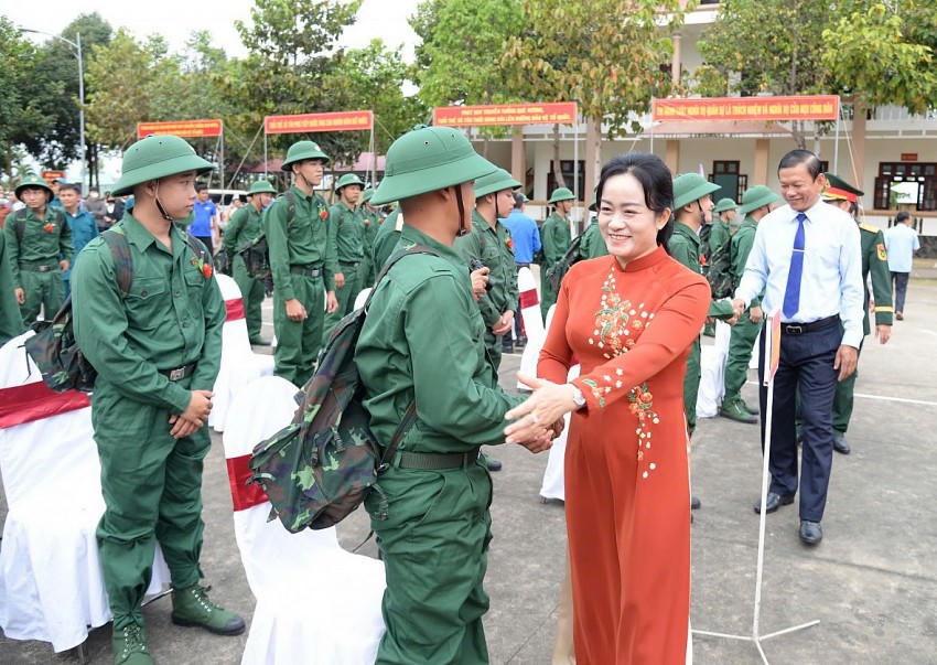 Lãnh đạo tỉnh Tiền Giang động viên thanh niên lên đường nhập ngũ tại lễ giao nhận quân