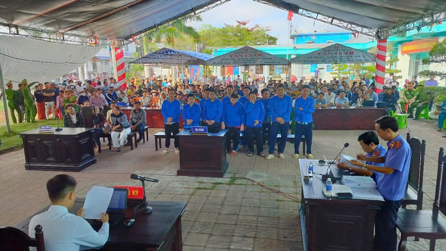 Ngày 19/02/2025, Tòa án nhân dân tỉnh Cà Mau tổ chức phiên tòa xét xử lưu động vụ án hình sự đã tuyên phạt 12 bị cáo, từ 3 năm đến 10 năm tù về tội “Gây rối loạn hoạt động của phương tiện điện tử” theo Điều 287 Bộ luật Hình sự