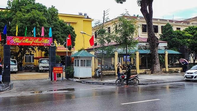 Vỉa hè ở tuyến này đều được lát đá tự nhiên với chi phí hàng tỷ đồng