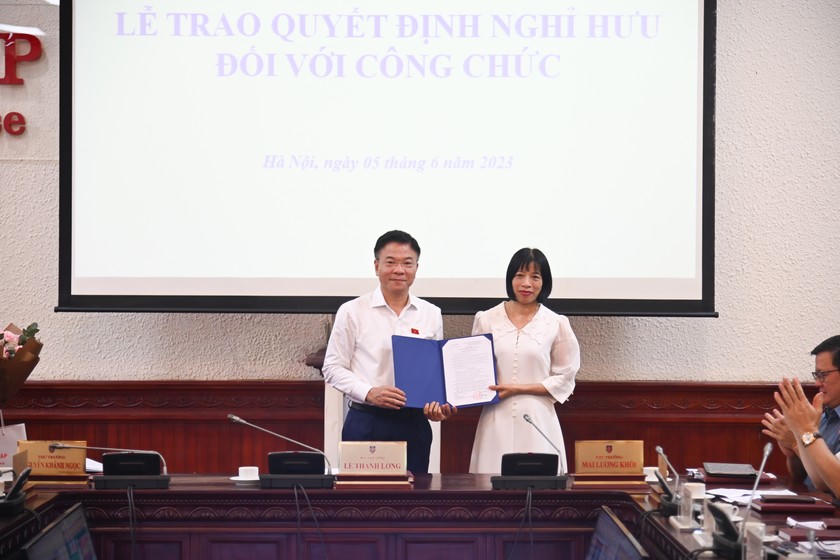 Bộ trưởng Lê Thành Long đã trao Quyết định nghỉ hưu đối với đồng chí Nguyễn Thị Mai, nguyên Phó Cục trưởng phụ trách Cục Bổ trợ tư pháp.
