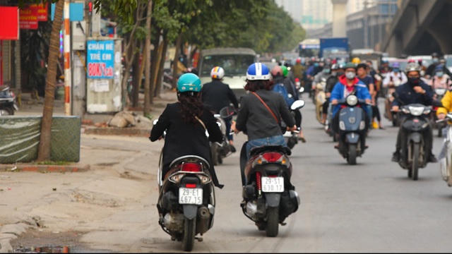 Phần đường ngược lại từ ngã tư Nguyễn Xiển – Nguyễn Trãi về phía Linh Đàm khá thông thoáng. Nhiều người dân lựa chọn đi sang phần đường này để tránh ùn tắc.