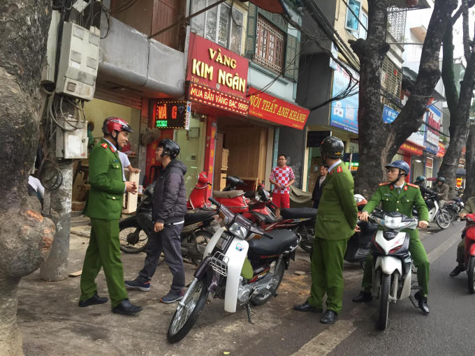 Xử lý các trường hợp bày bán ra vỉa hè tại tuyến phố Đê La Thành.