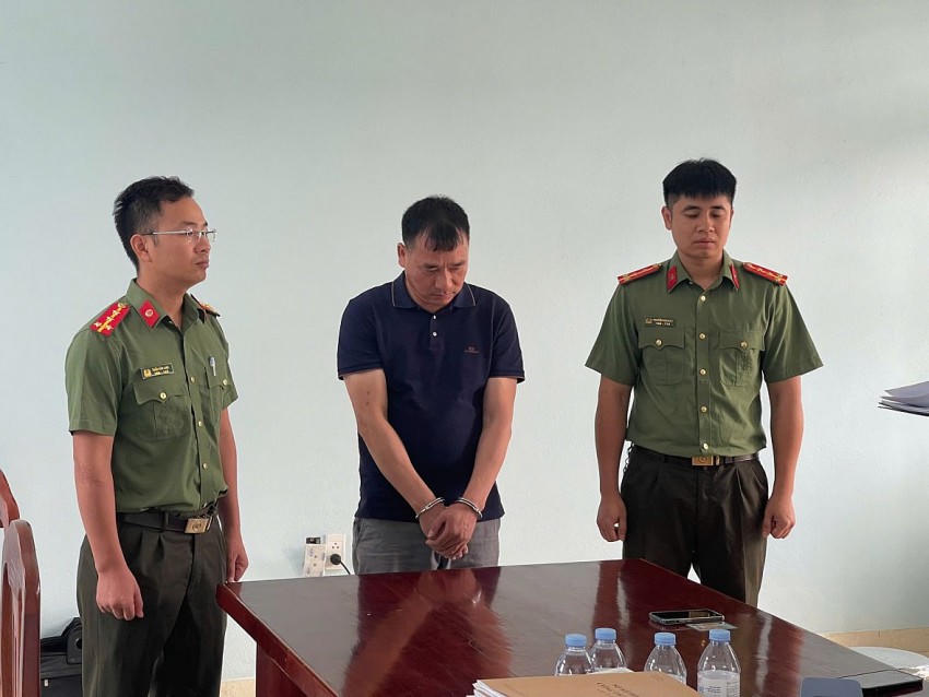 Cơ quan An ninh điều tra thi hành lệnh bắt và khám xét đối với bị can Phùng Ngọc Phương. (Ảnh: Công an Bắc Giang)