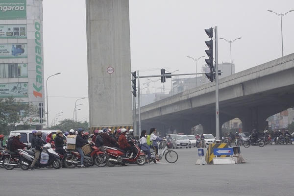 Không chỉ làm khó khăn cho các phương tiện đi lại mà còn làm mất mỹ quan đô thị.