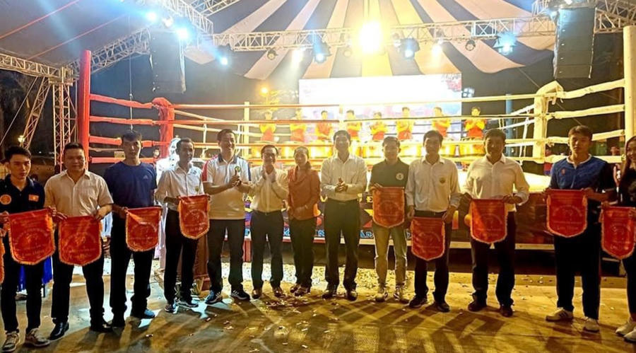 Ban tổ chức trao cờ lưu niệm.