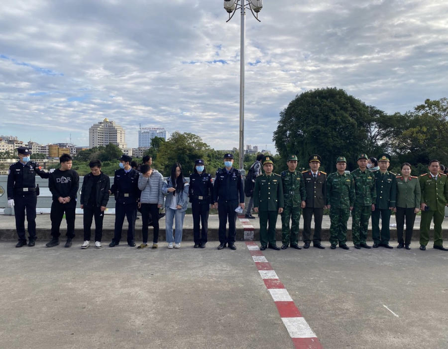 Lực lượng chức năng Việt Nam trao trả 9 công dân Trung Quốc nhập cảnh trái phép cho cơ quan chức năng phái bạn