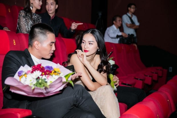 Hạ Vi đang trò chuyện với bạn diễn.