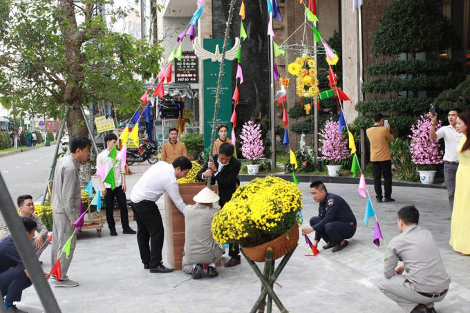 Một số khách sạn tổ chức các hoạt động chào đón năm mới, như: Lễ dựng cây nêu ngày Tết và “Ấm no ngày tết” 2018 tại khách sạn Mường Thanh Grand Đà Nẵng.