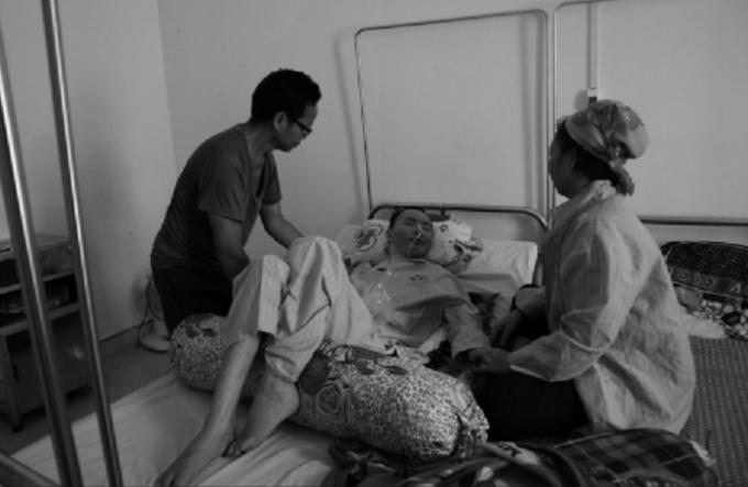 Suốt 7 năm qua, bà Toóng rời làng bản, xuống bệnh viện chăm sóc con trai sống thực vật.