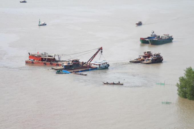 Chiếc sà lan được đưa lên trên mặt nước.