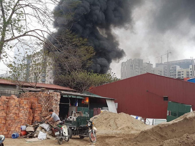 Hỏa hoạn bùng phát nhanh chóng tạo thành cột khói đen khổng lồ.