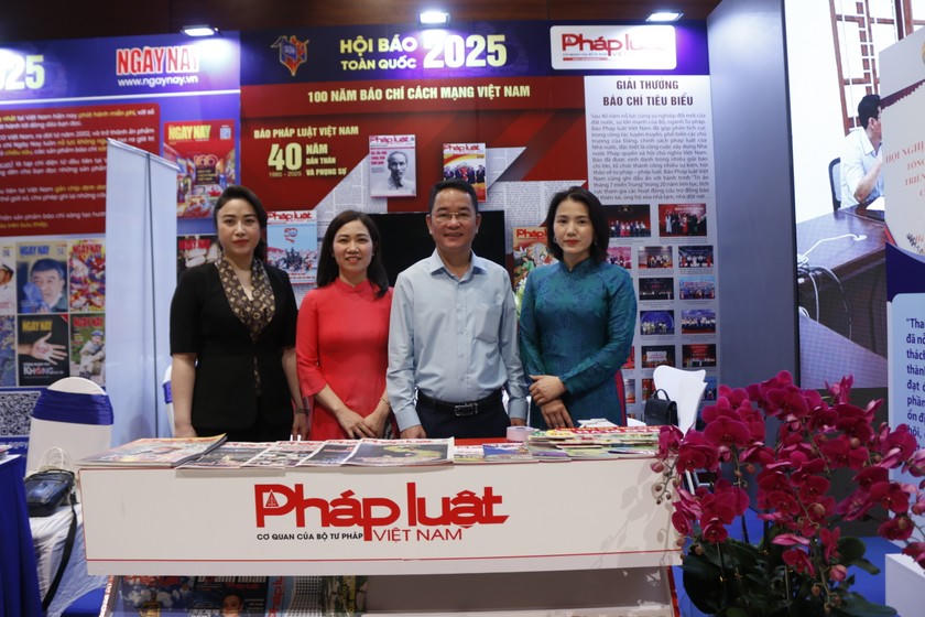 Tổng Biên Tập Báo Pháp luật Việt Nam chụp ảnh cùng các phóng viên, biên tập viên của Báo.