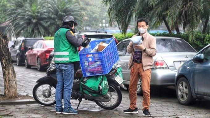 Hà Nội sẽ tạm thời cấm đội ngũ nhân viên giao hàng (shipper) khi thực hiện Chỉ thị số 17/CT-UBND. (Ảnh minh họa)