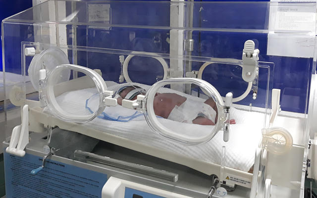 Cháu bé sơ sinh đang được chăm sóc đặc biệt.