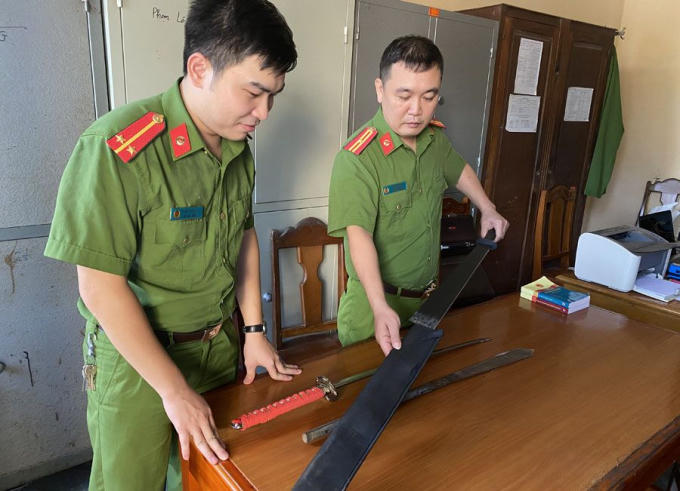 Cảnh sát hình sự Công an huyện Ngọc Lặc thu giữ hung khí từ vụ án