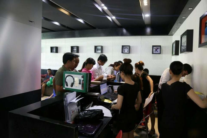 OPPO F1s g&acirc;y sốt trong ng&agrave;y mở b&aacute;n đầu ti&ecirc;n