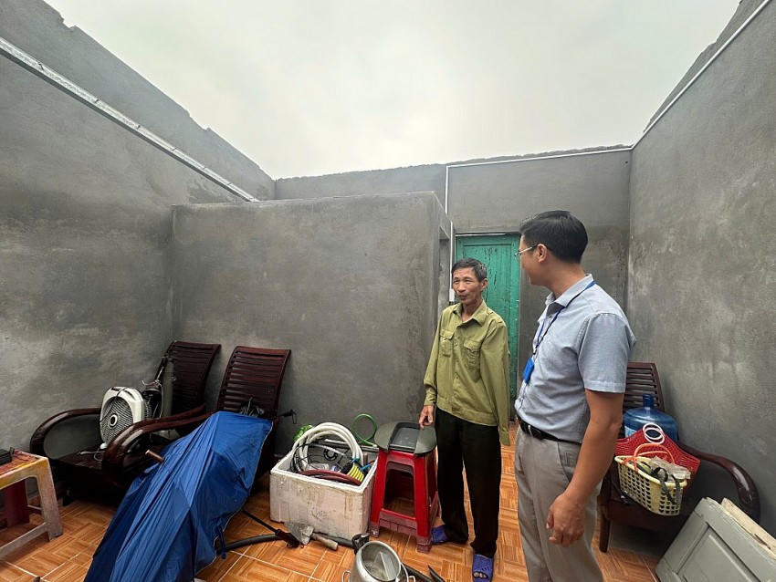 Là người khuyết tật, cuộc sống của ông Lê Văn Thoại (khu 1, phường Cửa Ông, TP Cẩm Phả) chủ yếu trông chờ vào tiền trợ cấp hằng tháng (Ảnh Báo Quảng Ninh)