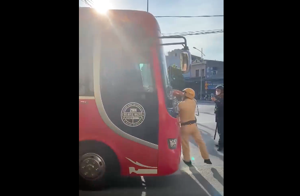 Tài xế điều khiển xe khách có hành vi chống người thi hành công vụ. Ảnh cắt từ clip.