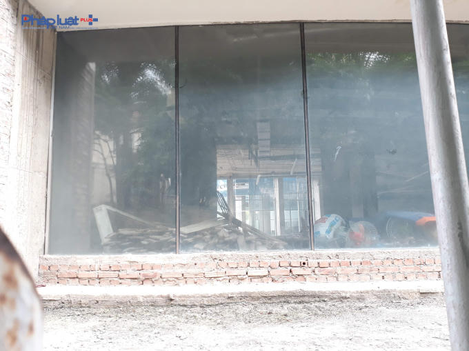 Đồ đạc ngổn ngang phía trong dự án.