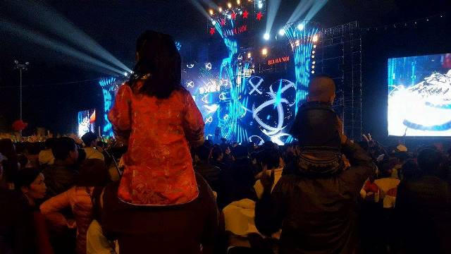 Rất nhiều em nhỏ cũng được phụ huynh đến để cảm nhận không khí của ngày lễ đón chào năm mới.