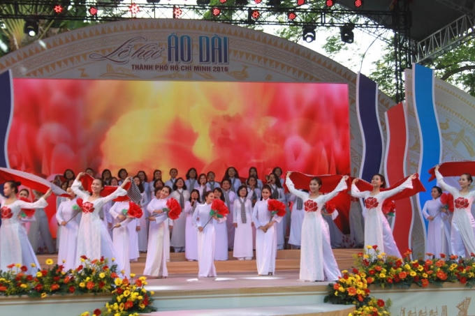 Các cô trong đội văn nghệ của nhà Văn hóa thanh niên trong trang phục áo dài truyền thống.