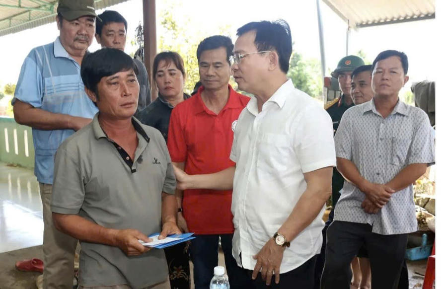 Ông Hồ Văn Mười, Chủ tịch UBND tỉnh Lâm Đồng thăm hỏi, động viên gia đình cháu bé bị nước cuốn trôi trong sự cố vỡ đập. Ảnh: K.P