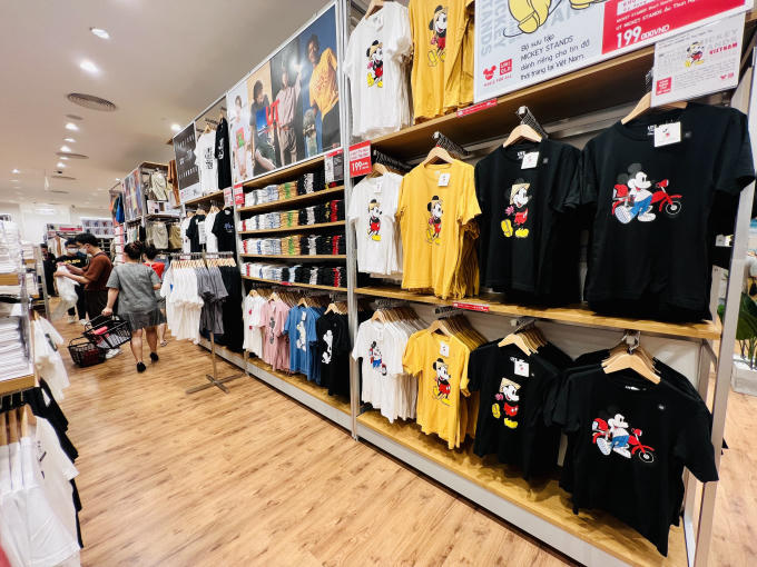 Các khu vực trưng bày trong cửa hàng được bài trí kỹ lưỡng mang đến sự tiện dụng nhất cho khách hàng khi đến trải nghiệm mua sắm.