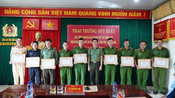 Đại tá Ngô Thanh Bình, Giám đốc Công an tỉnh Điện Biên trao Giấy khen cho các cá nhân có thành tích xuất sắc. (Ảnh: CACC)