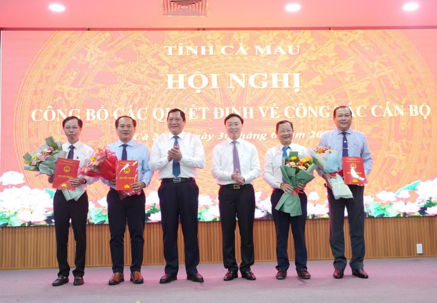 Ông Lâm Văn Bi - Phó Chủ tịch UBND tỉnh (thứ 3 từ trái sang) và ông Huỳnh Hữu Trí - Phó Chủ tịch UBND tỉnh, trao Quyết định cho các Phó Giám đốc Sở Văn hóa, Thể thao và Du lịch.