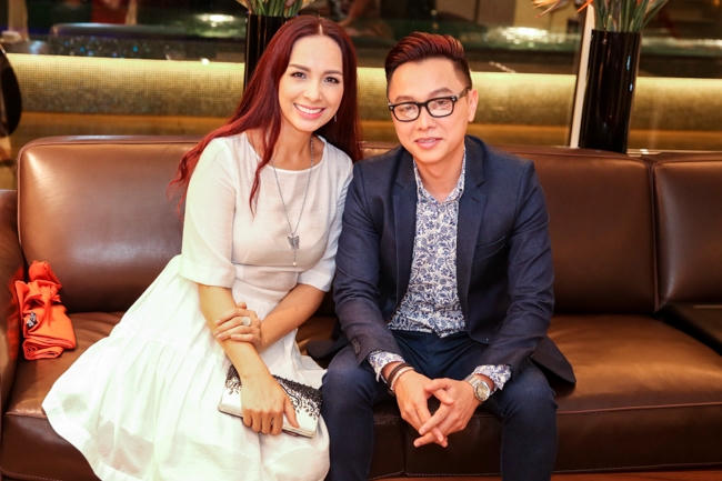 NTK Công Trí mới trở về từ Tokyo Fashion Week và mặc dù đang bận rộn để tiếp tục giới thiệu BST “Lúa” tại Việt Nam International Fashion Week 2016 nhưng anh vẫn tranh thủ có mặt để chung vui cùng người anh thân thiết (Ảnh: Khoa Nguyễn D.K)