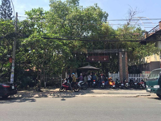 Hiện trường vụ thanh toán băng nhóm mà người dân nghe có tiếng súng nổ xảy ra tại quán cà phê lớn.