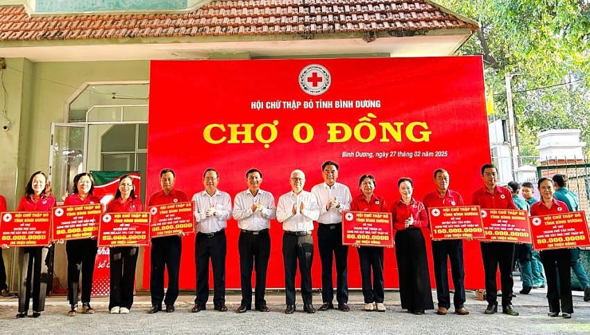 Hội Chữ thập đỏ tỉnh Bình Dương đã trao hỗ trợ kinh phí xây 15 căn nhà cho hộ nghèo với tổng trị giá 1,2 tỷ đồng. Ảnh MTTQBD.