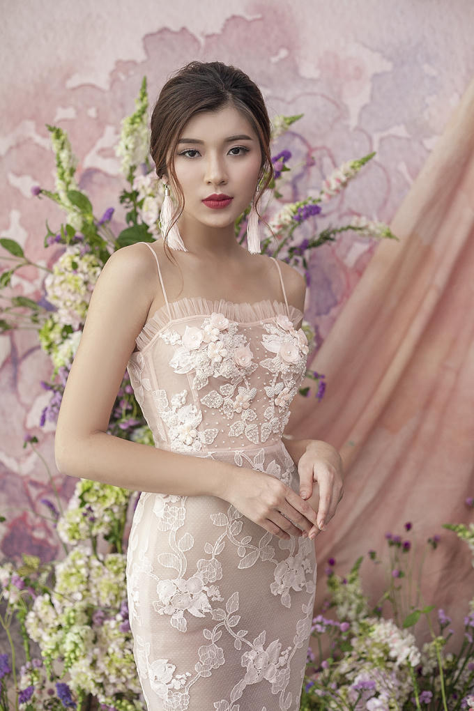 Với các loại ren hoạ tiết, Đồng Ánh Quỳnh khoe dáng nuột nà trong phom váy cocktail, bodycon cổ điển, điểm xuyết hoạ tiết hoa hay chi tiết dún bèo nhuyễn li ti trải dài theo phần cúp ngực.