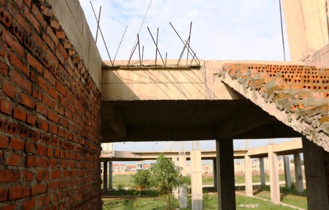 Một số hạng mục đã hoàn thành như phần thô của nhà điều hành, tường bao, móng 2 dãy phòng học và một số hạng mục phụ trợ. Theo đơn vị thi công, từ năm 2013 đến nay, dự án chậm tiến độ do thiếu vốn. Mỗi năm UBND Ninh Bình chỉ cấp khoảng 10 tỷ đồng. Cứ có vốn, nhà thầu xây dựng, hết vốn lại dừng. Tổng số vốn đã giải ngân khoảng 170 tỷ đồng.