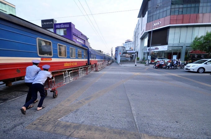 Chỉ những người gác tàu vẫn cần mẫn với công việc.