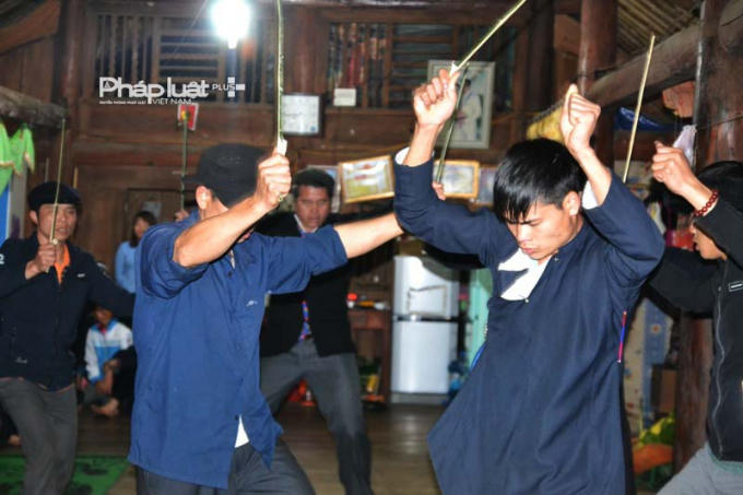 Người được chọn sẽ nhảy xung quanh gian nhà có bàn thờ. (ảnh: Phàn Giào Họ).