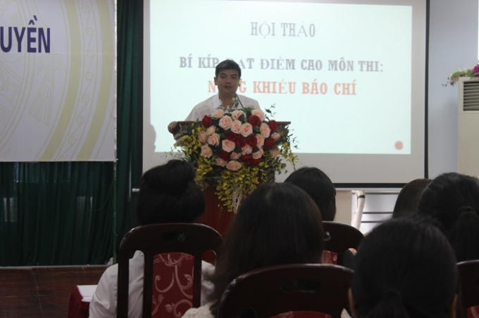 PGS.TS Hà Huy Phượng -  Phó Trưởng khoa Báo chí giao lưu và giải đáp thắc mắc của thí sinh, phụ huynh. Ảnh: Nguyễn Thơm.