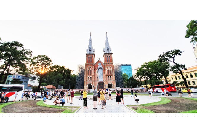 Khu vực Nhà thờ Đức Bà (Quận 1) trong những ngày cách ly xã hội vắng vẻ 2