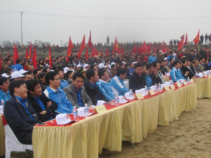 Rất đông đại biểu, đoàn viên, thanh niên, người dân về dự lễ.