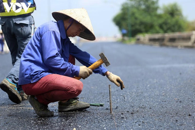 Công tác sửa chữa mặt cầu Thăng Long được đánh giá là cấp bách bởi tuyến cầu cạn vành đai 3 Mai Dịch - Nam Thăng Long đang hoàn thiện và dự kiến khánh thành trong năm nay.