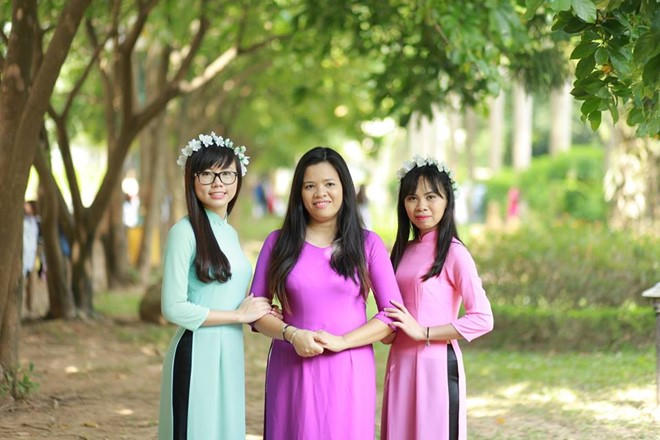 TS Vũ Thu Hương (ở giữa) và học trò. Ảnh: NVCC.