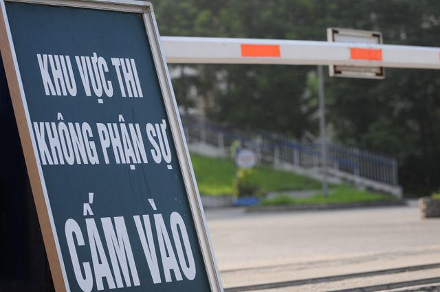 Về môn thi, thay vì có 2 môn là ngữ văn và toán như các năm trước, năm nay có 4 môn thi bắt buộc