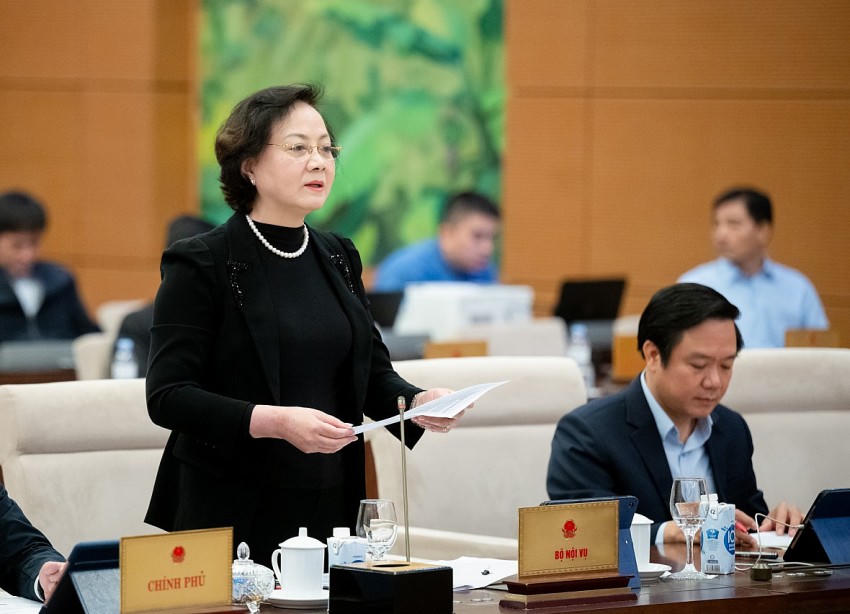 Bộ trưởng Nội vụ Phạm Thị Thanh Trà báo cáo Thường vụ Quốc hội sáng 10/12. Ảnh: quochoi.vn