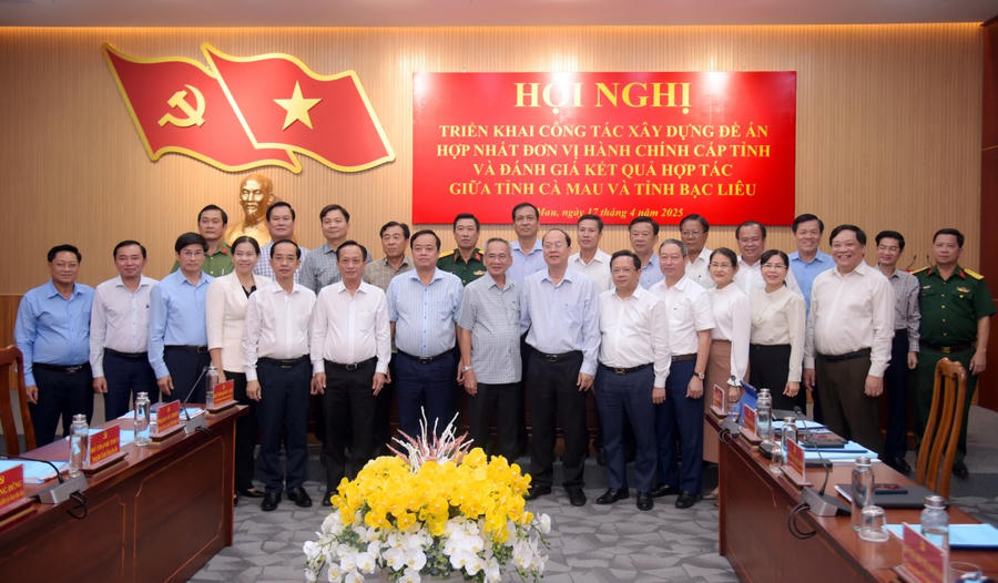 Ban Thường vụ tỉnh Cà Mau và Bạc Liêu chụp ảnh lưu niệm.