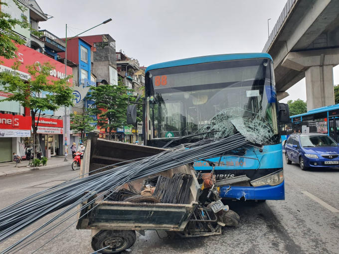 Chiếc xe ba bánh tự chế như công nông chở nhiều thanh sắt dài ngoằng chạy ngược chiều đã đâm vào đầu xe, xuyên thủng kính xe buýt.