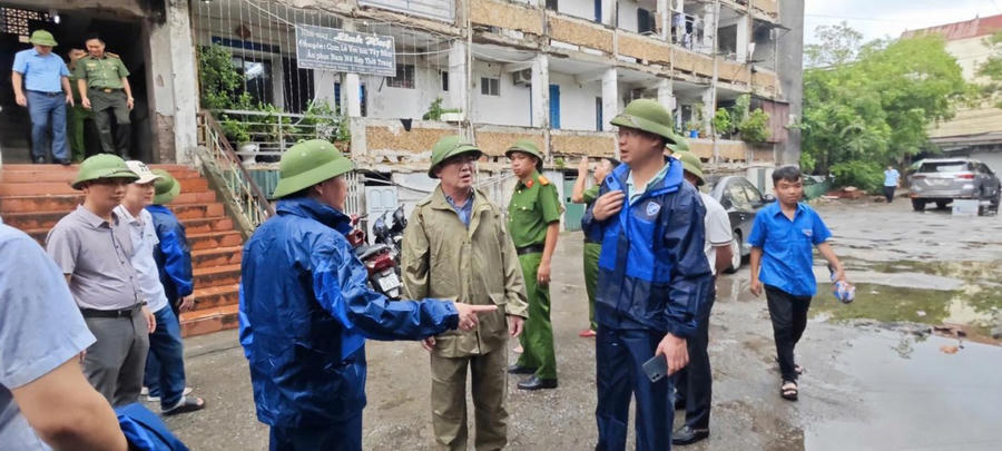 Lãnh đạo phường Thành Vinh quyết tâm di dời người dân đến nơi an toàn.