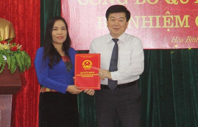 Bà Bùi Thị Niềm (áo xanh) thời điểm được bổ nhiệm làm Giám đốc Sở Văn hóa, Thể thao và Du lịch Hoà Bình năm 2018. Ảnh: BHB.