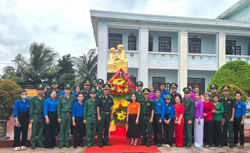 Cán bộ, chiến sĩ và đoàn viên, hội viên Phụ nữa chụp ảnh lưu niệm tại tượng đài Bác Hồ với chiến sĩ Biên phòng. Ảnh: Minh Đương